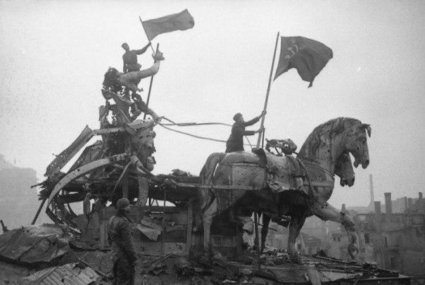 Славная страница героизма азербайджанских воинов - водружение знамя Победы над Бранденбургскими воротами (ФОТО)